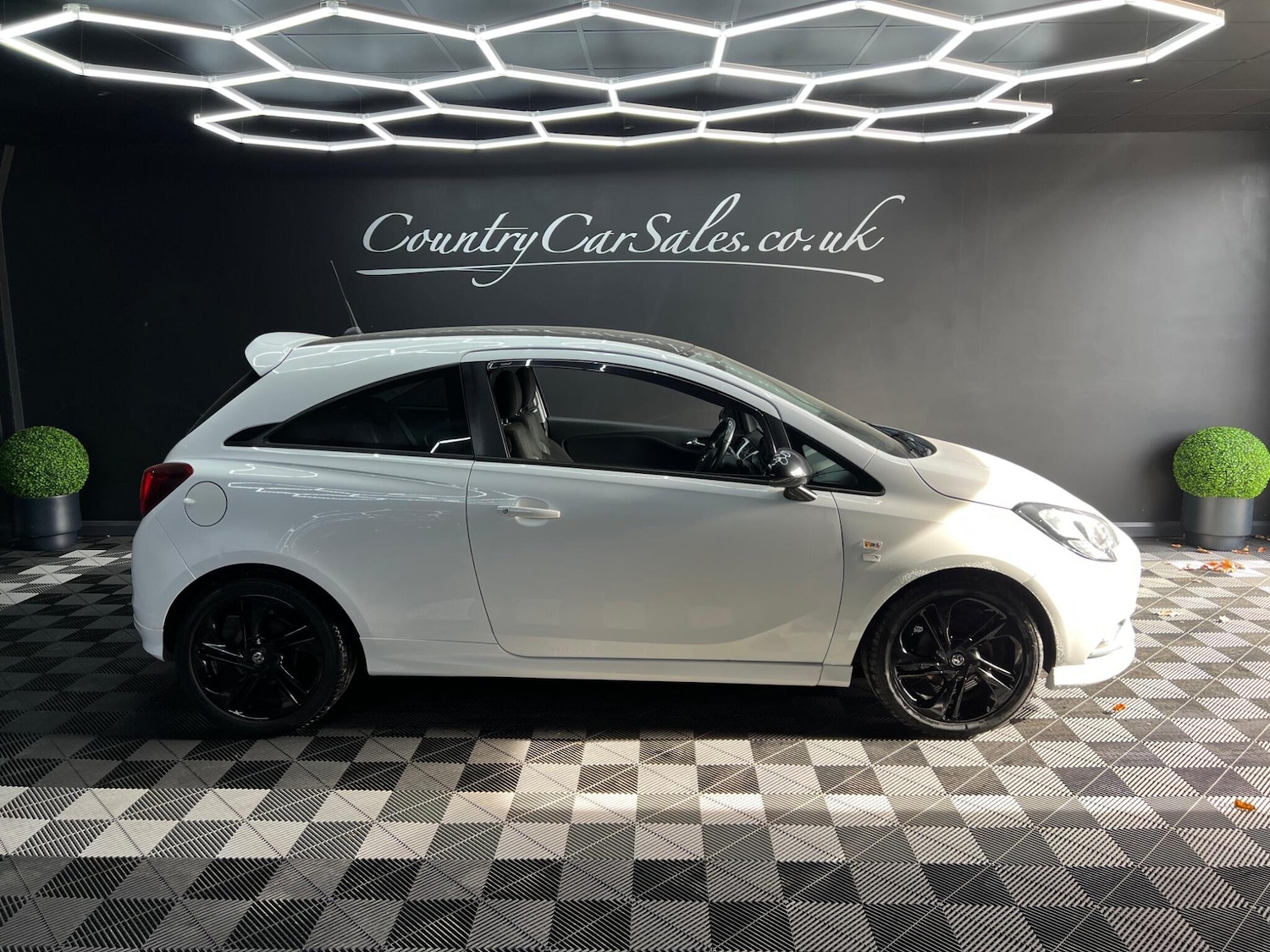 Used Vauxhall Corsa 2015 for sale - 76647611: Photo 1
