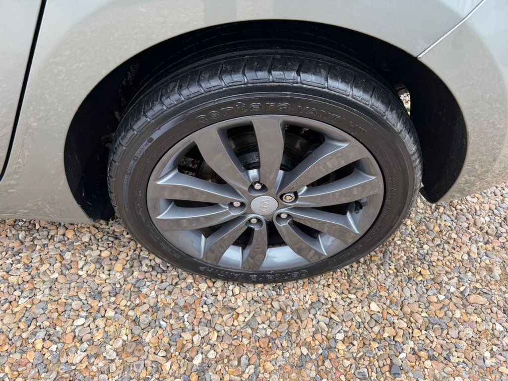 Used Kia Carens 2014 for sale - 77967099: Photo 42