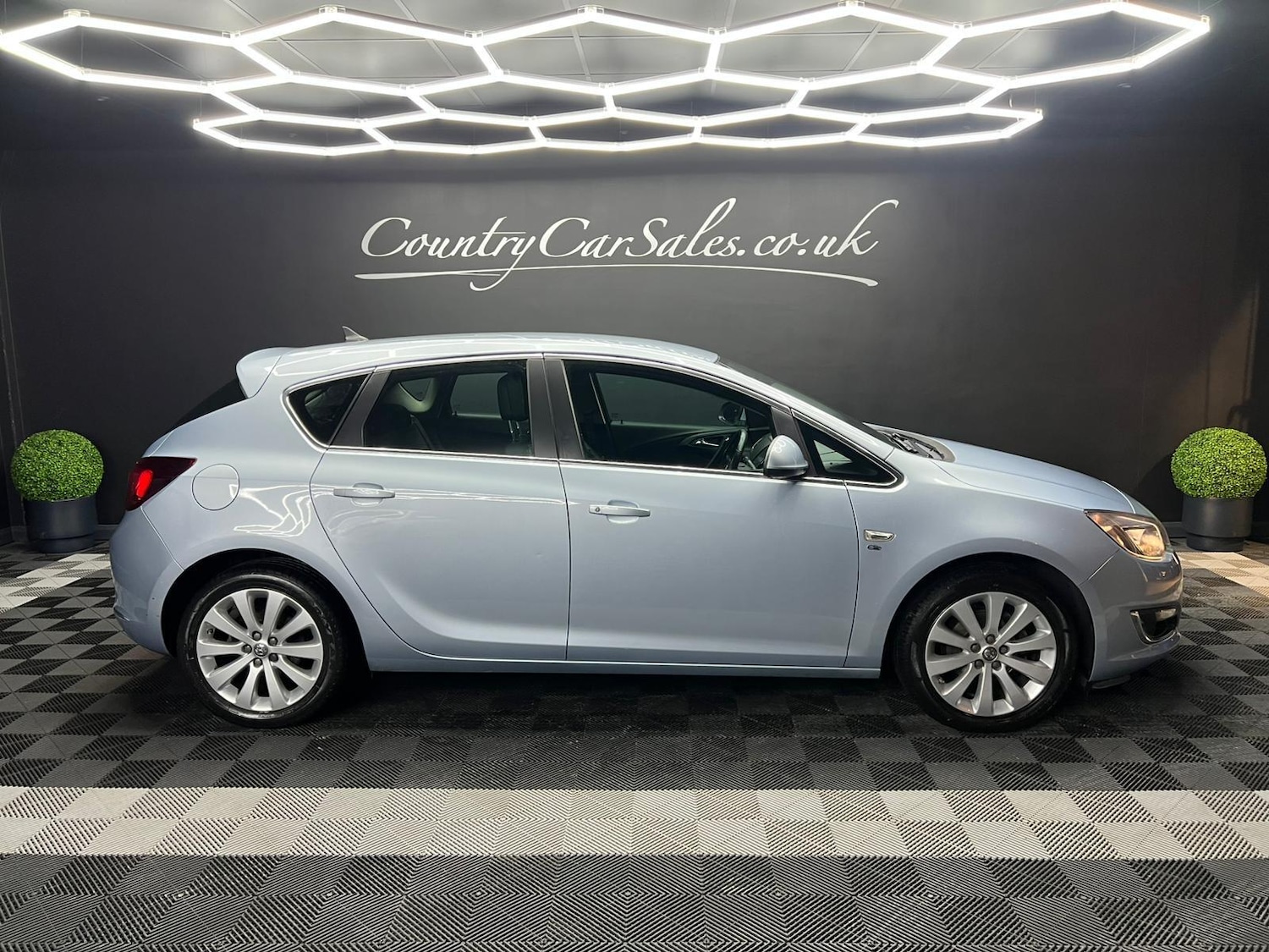 Used Vauxhall Astra 2015 for sale - 76823814: Photo 1
