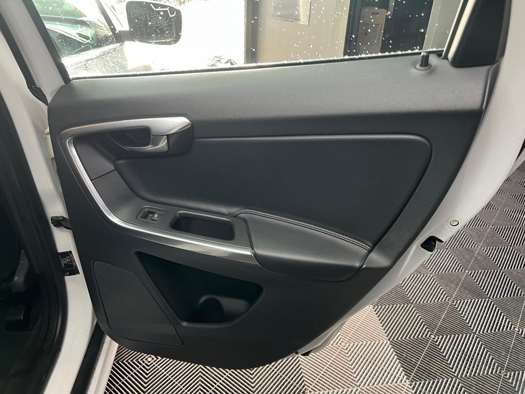 Used Volvo XC60 2015 for sale - 77729870: Photo 37