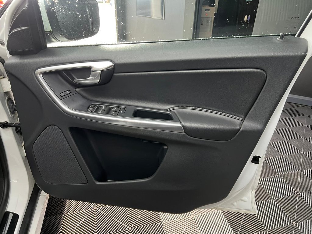 Used Volvo XC60 2015 for sale - 77729870: Photo 41