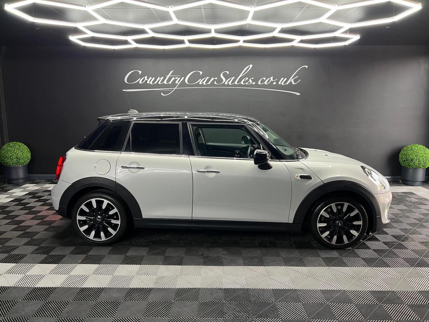 Used MINI Hatch 2020 for sale - 76647512: Photo 1