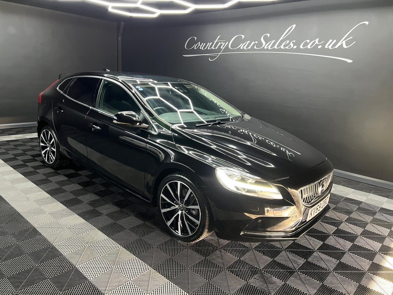 Used Volvo V40 2019 for sale - 76647439: Photo 3