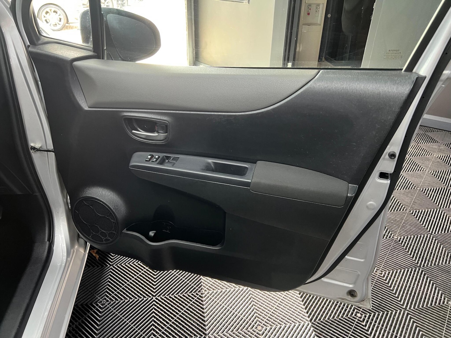 Used Toyota Yaris 2014 for sale - 76781089: Photo 41