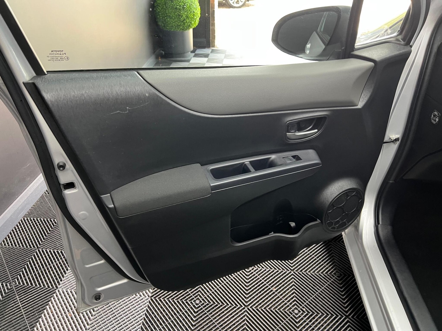 Used Toyota Yaris 2014 for sale - 76781089: Photo 45