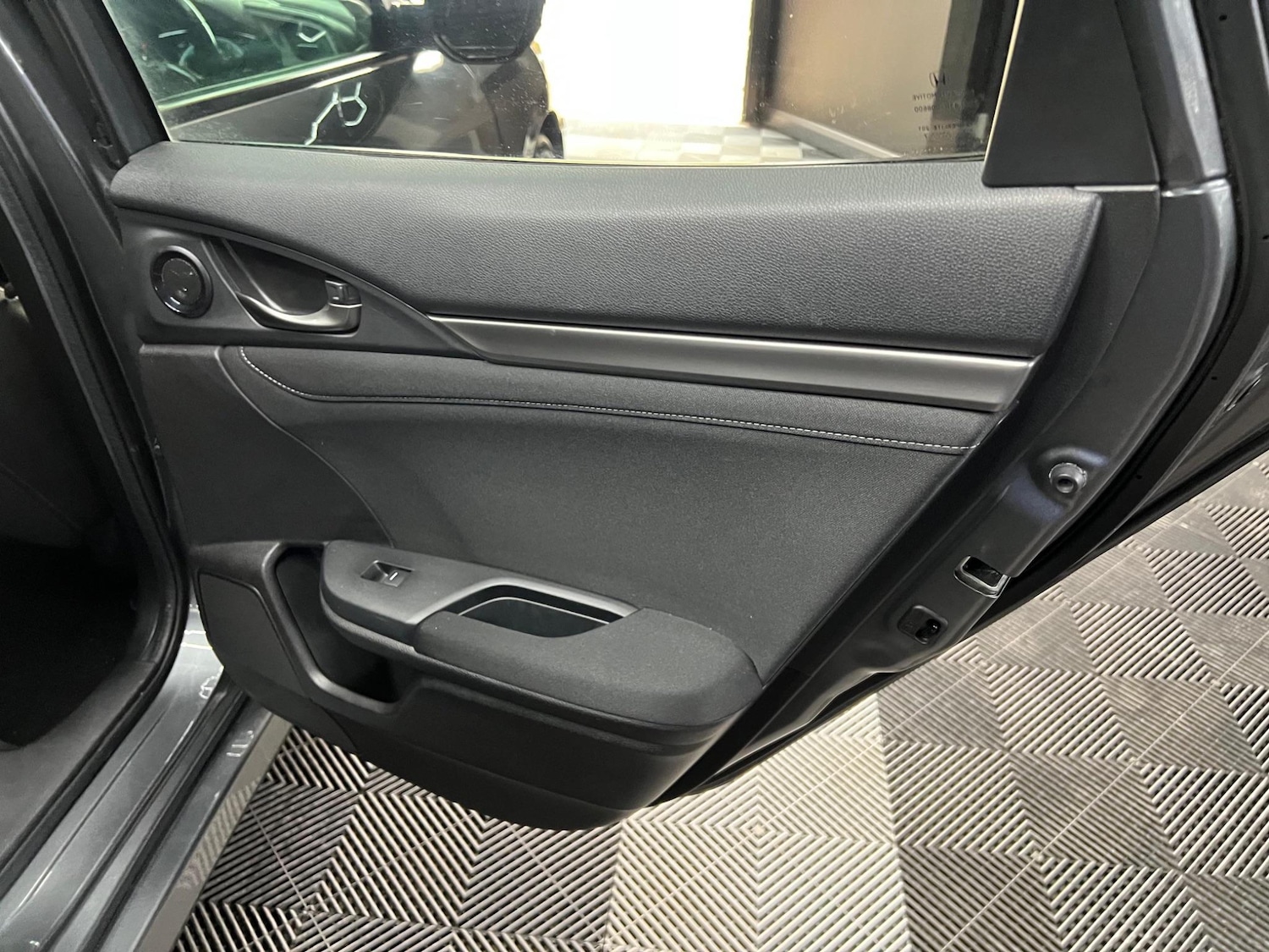 Used Honda Civic 2017 for sale - 76647503: Photo 27