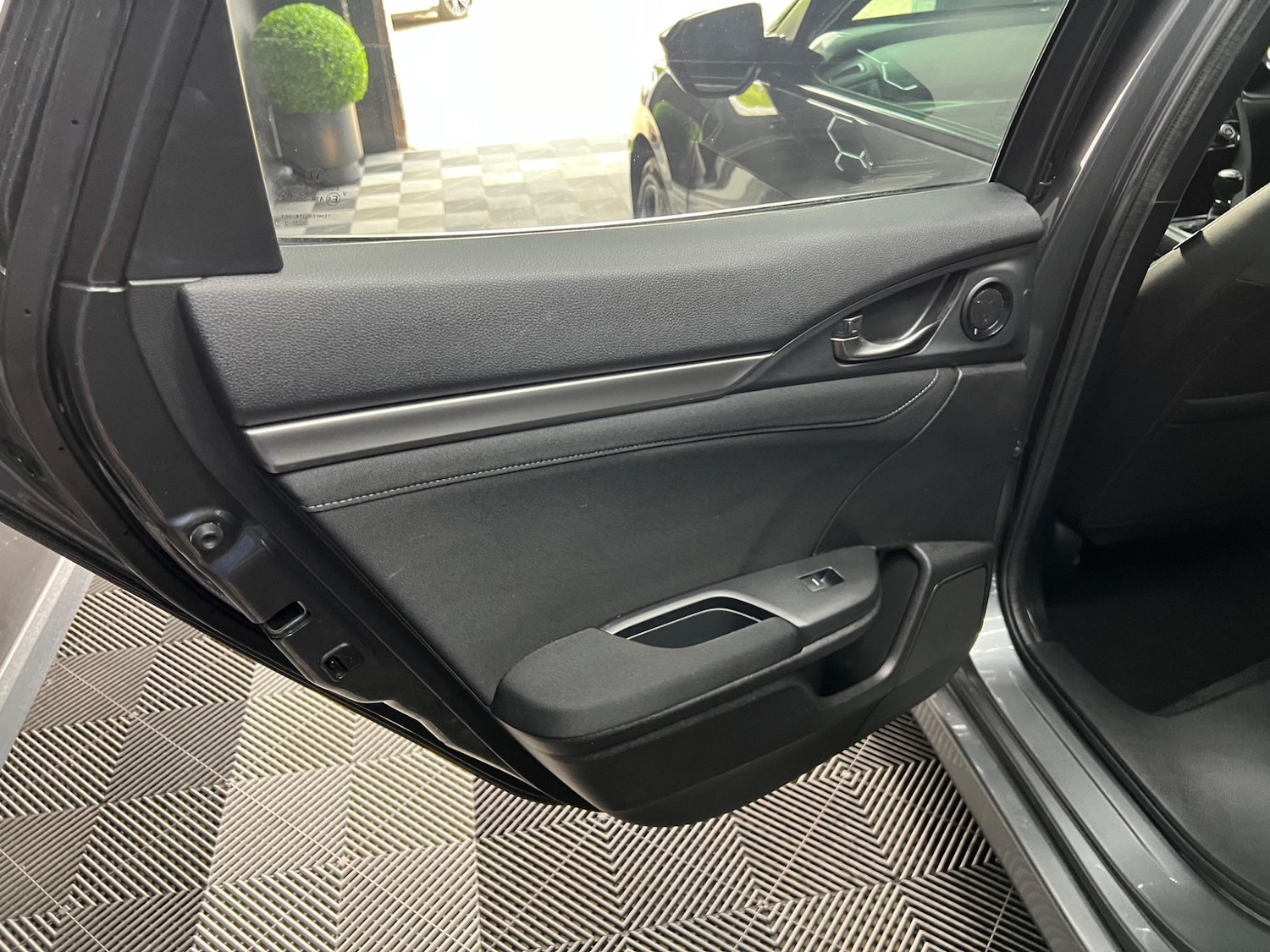 Used Honda Civic 2017 for sale - 76647503: Photo 28