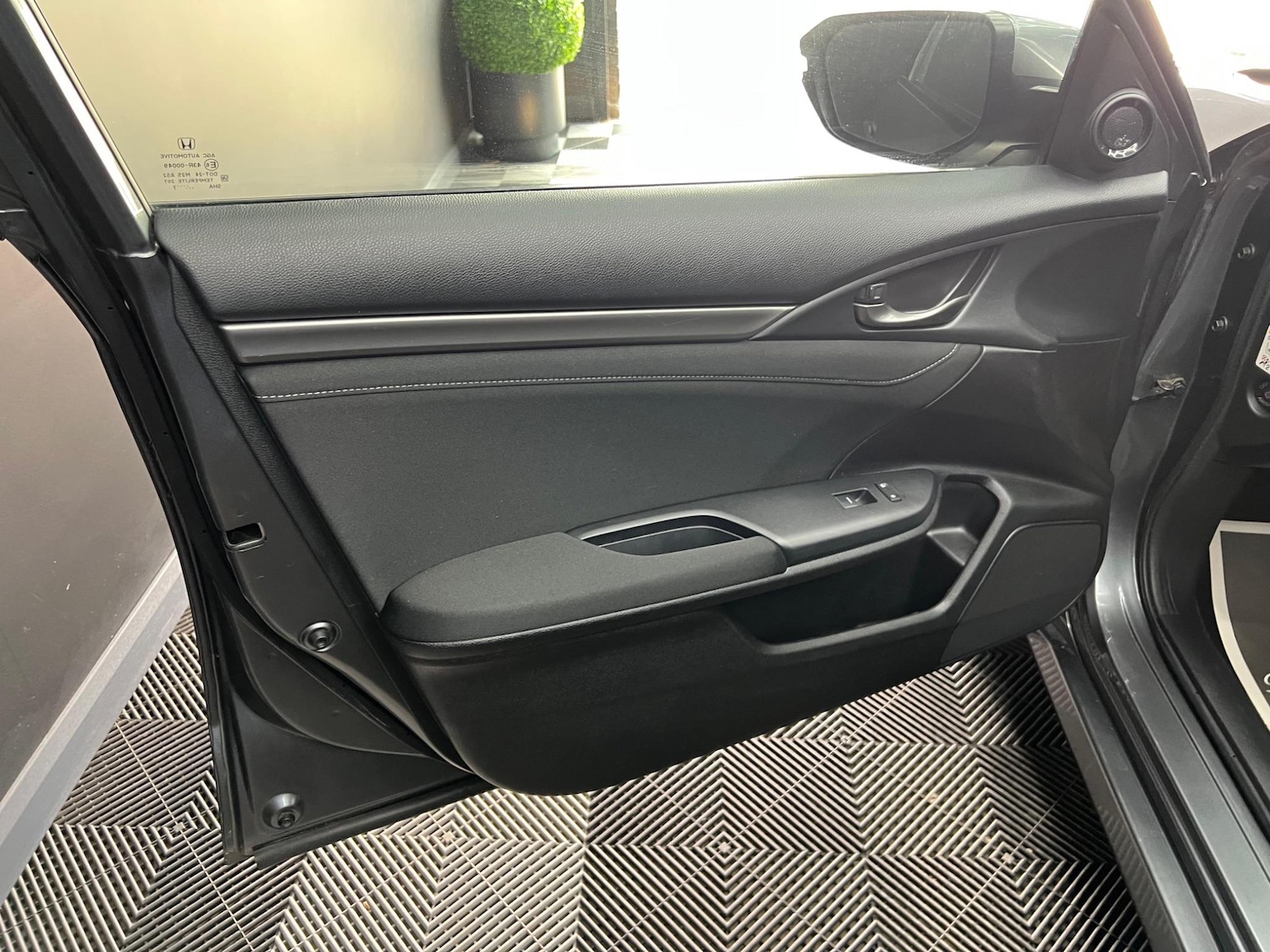 Used Honda Civic 2017 for sale - 76647503: Photo 29