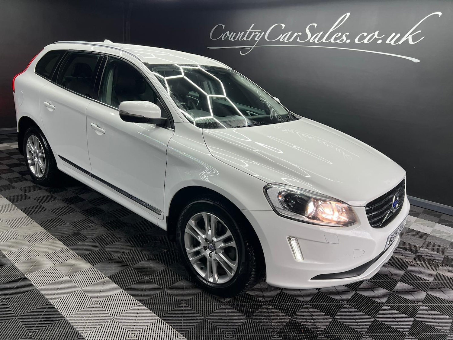 Used Volvo XC60 2015 for sale - 77387392: Photo 3