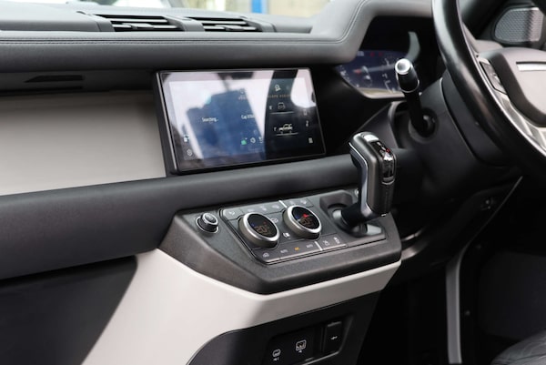 Used Land Rover Defender 2021 for sale - 76304399: Photo 13