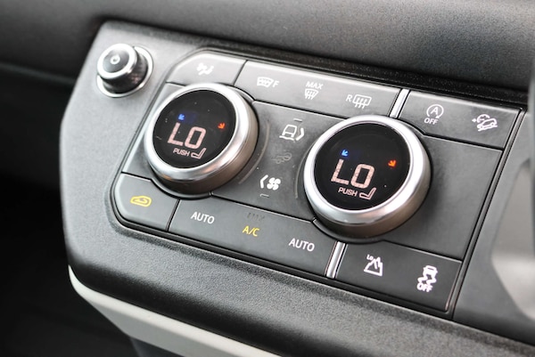 Used Land Rover Defender 2021 for sale - 76304399: Photo 32
