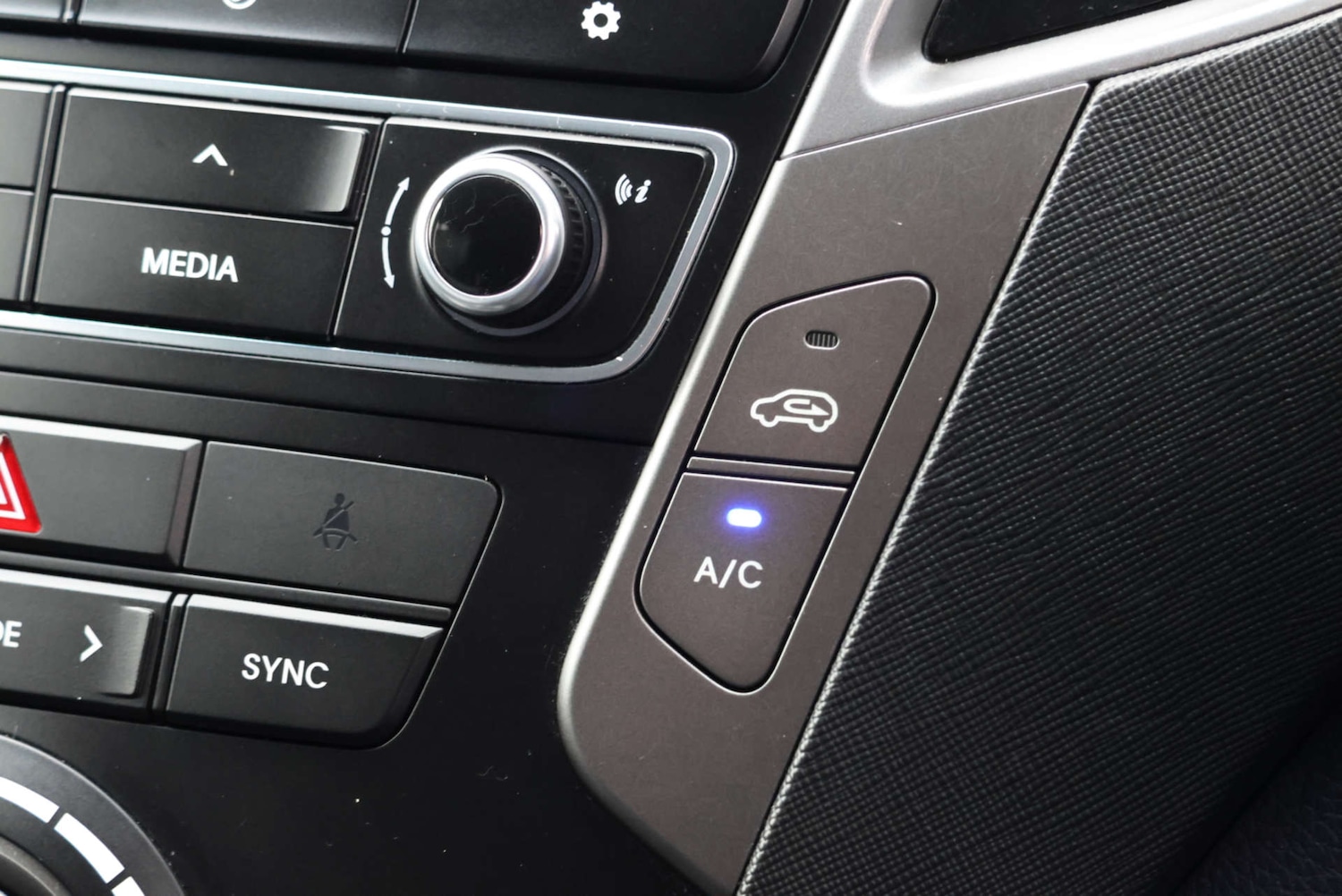 Used Hyundai Santa Fe 2016 for sale - 77053370: Photo 29