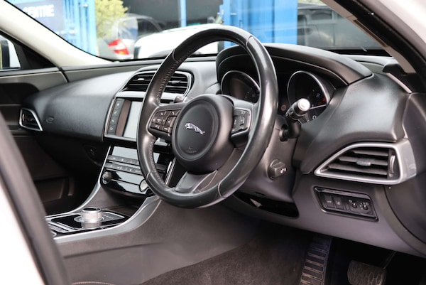 Used Jaguar XE 2016 for sale - 76304400: Photo 4