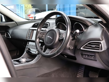 Used Jaguar XE 2016 for sale - 76304400: Photo 4