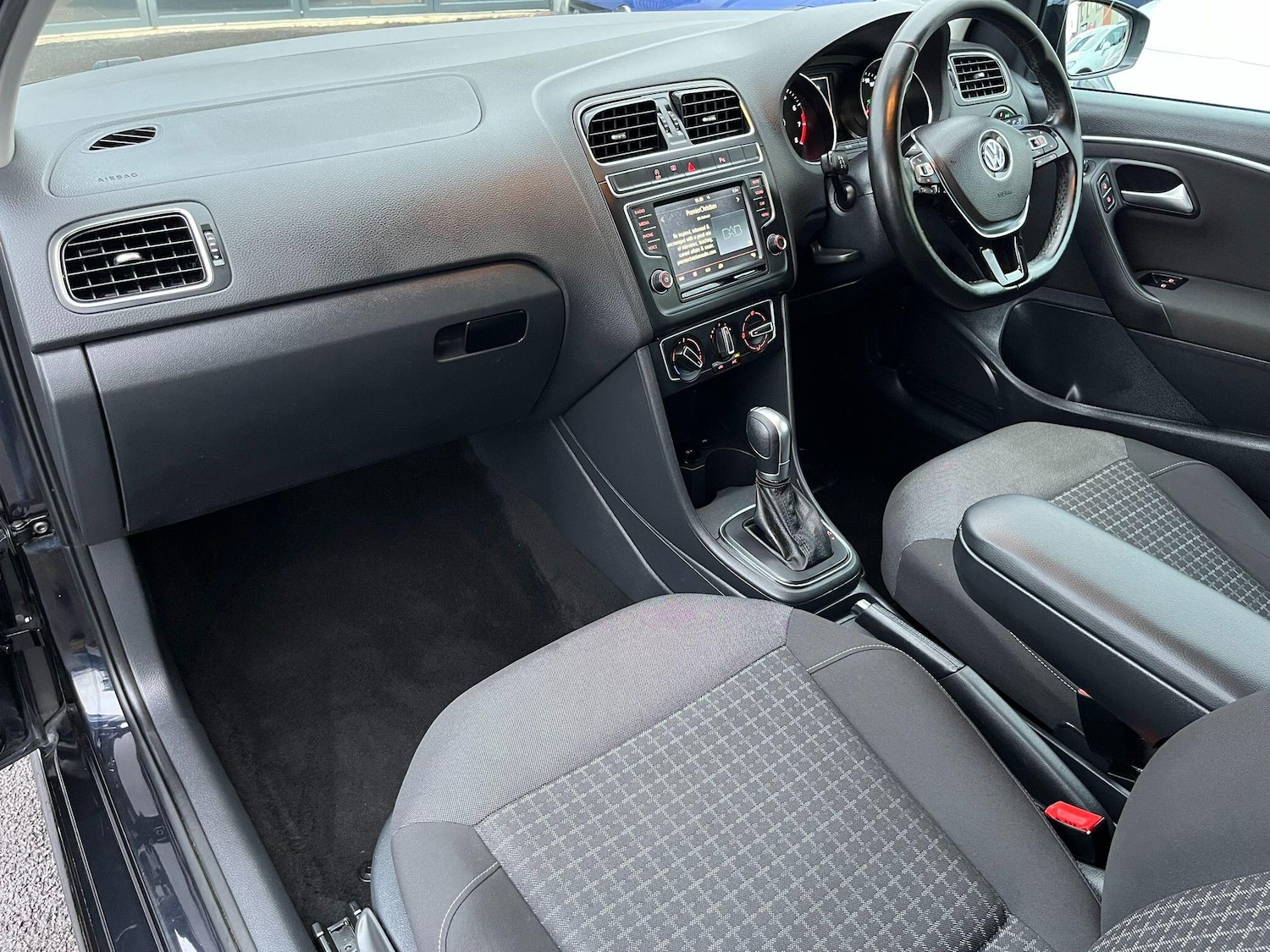 Used Volkswagen Polo 2015 for sale - 76976052: Photo 28