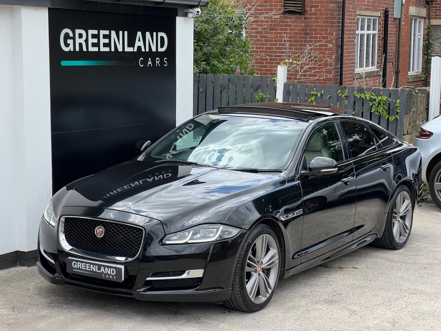 Used Jaguar XJ 2017 for sale - 76031704: Photo 4