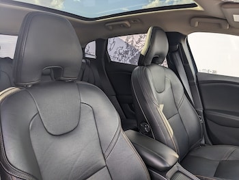 Used Volvo V40 Cross Country 2018 for sale - 75871627: Photo