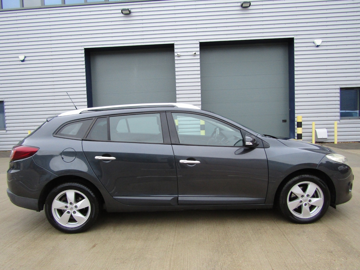Used Renault Megane 2010 for sale - 76922105: Photo 3