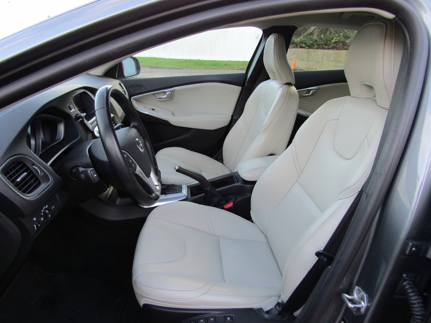 Used Volvo V40 2017 for sale - 77160807: Photo 10