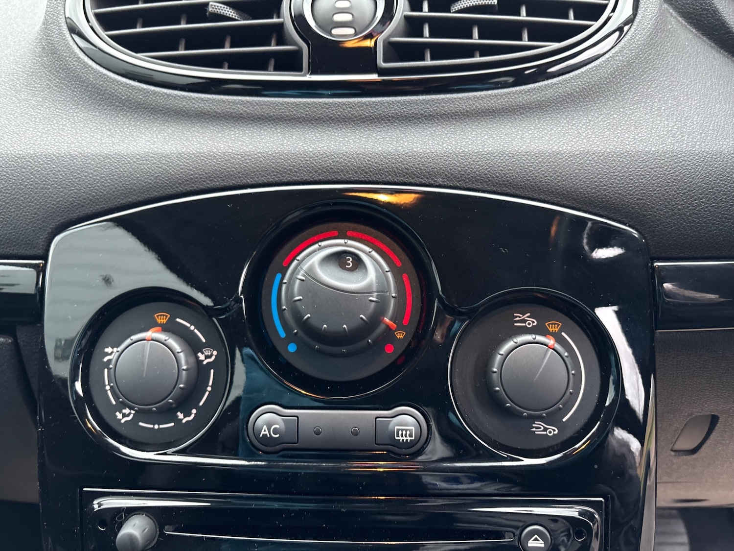 Used Renault Clio 2012 for sale - 77501151: Photo 65