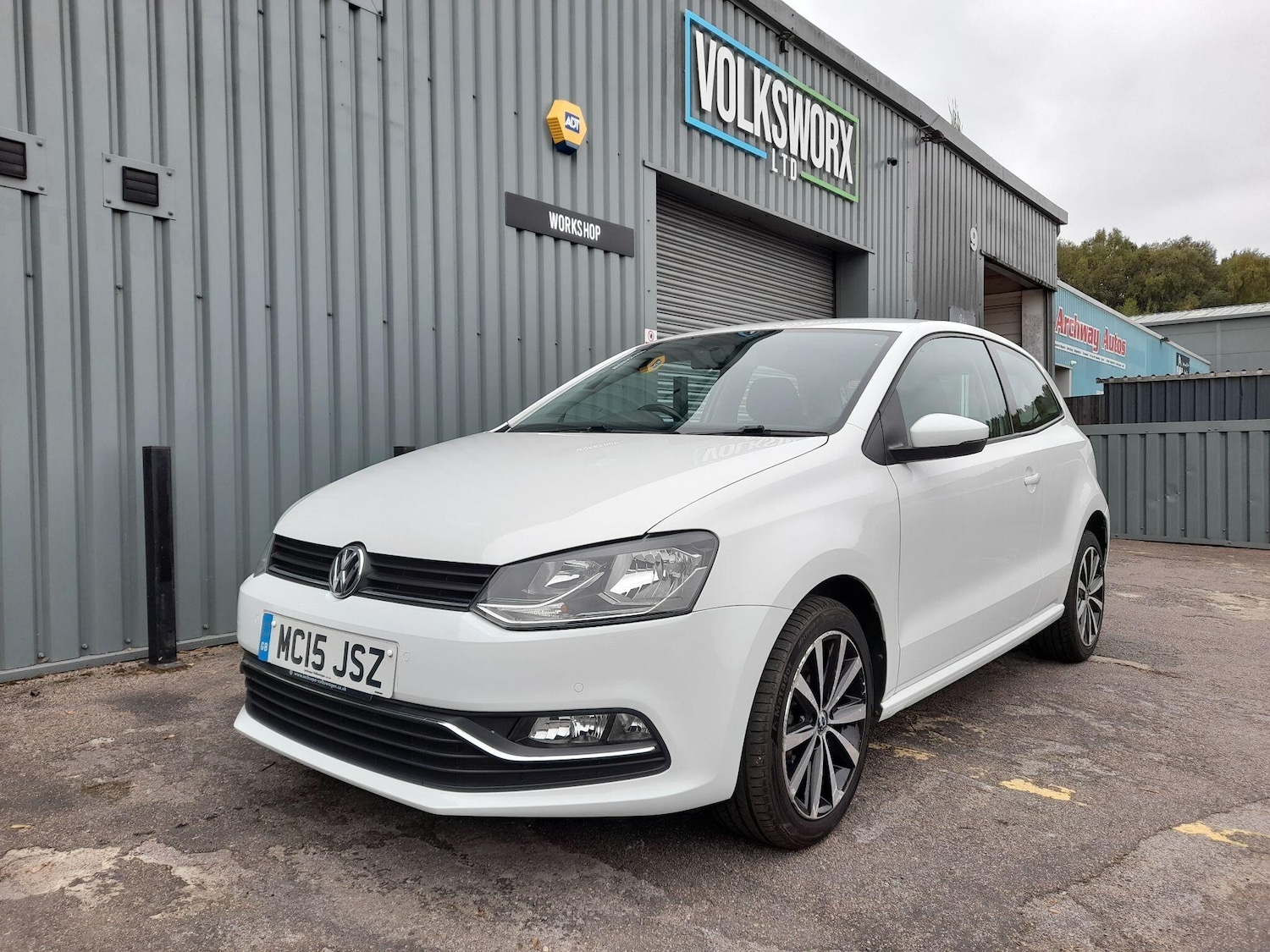 Used Volkswagen Polo 2015 for sale - 77549884: Photo 2