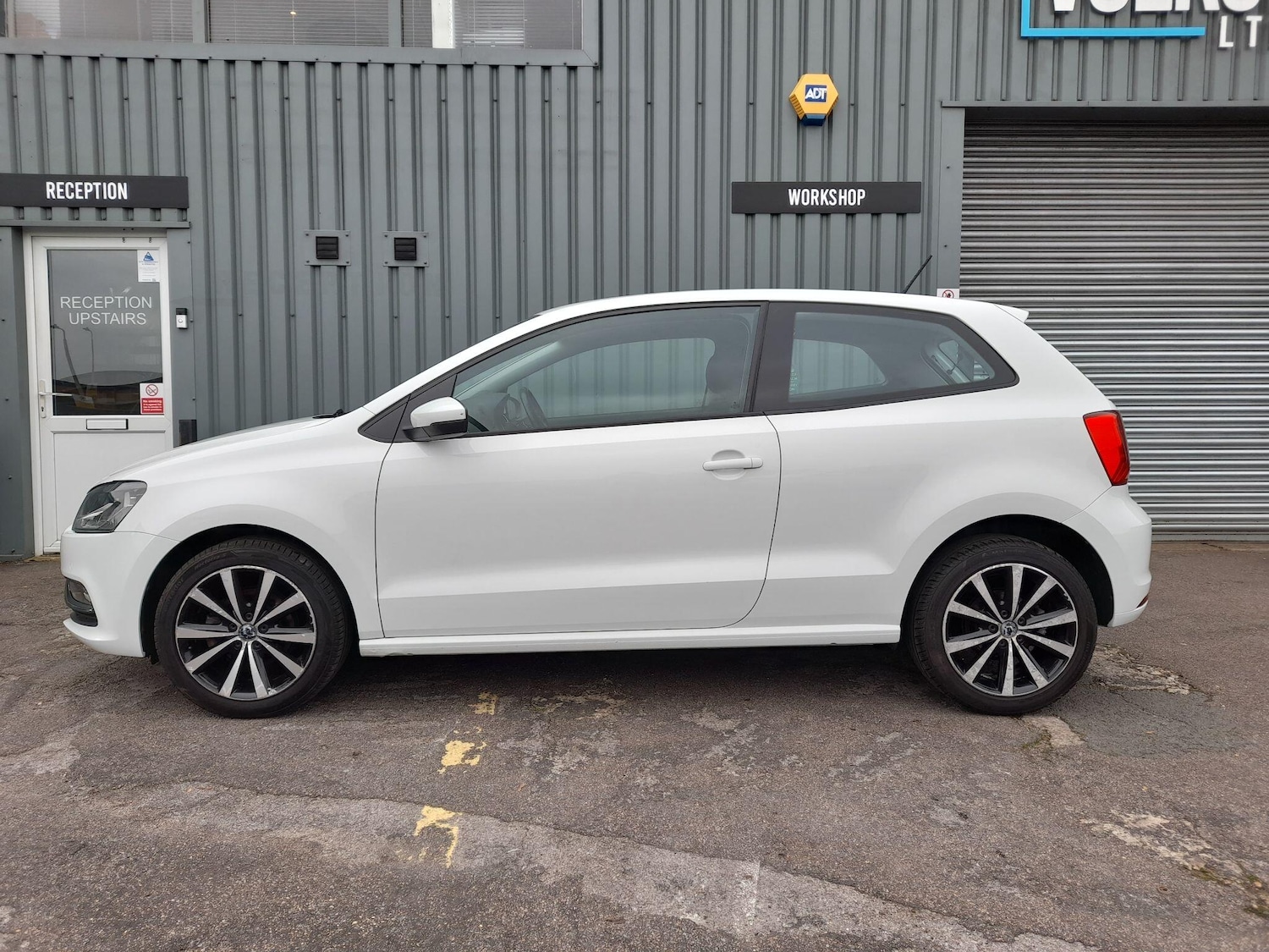Used Volkswagen Polo 2015 for sale - 77549884: Photo 3