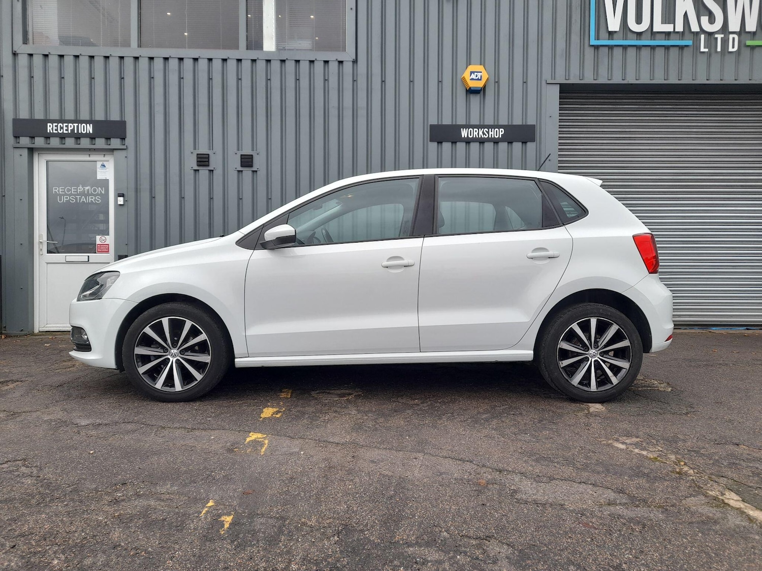 Used Volkswagen Polo 2016 for sale - 77550623: Photo 2