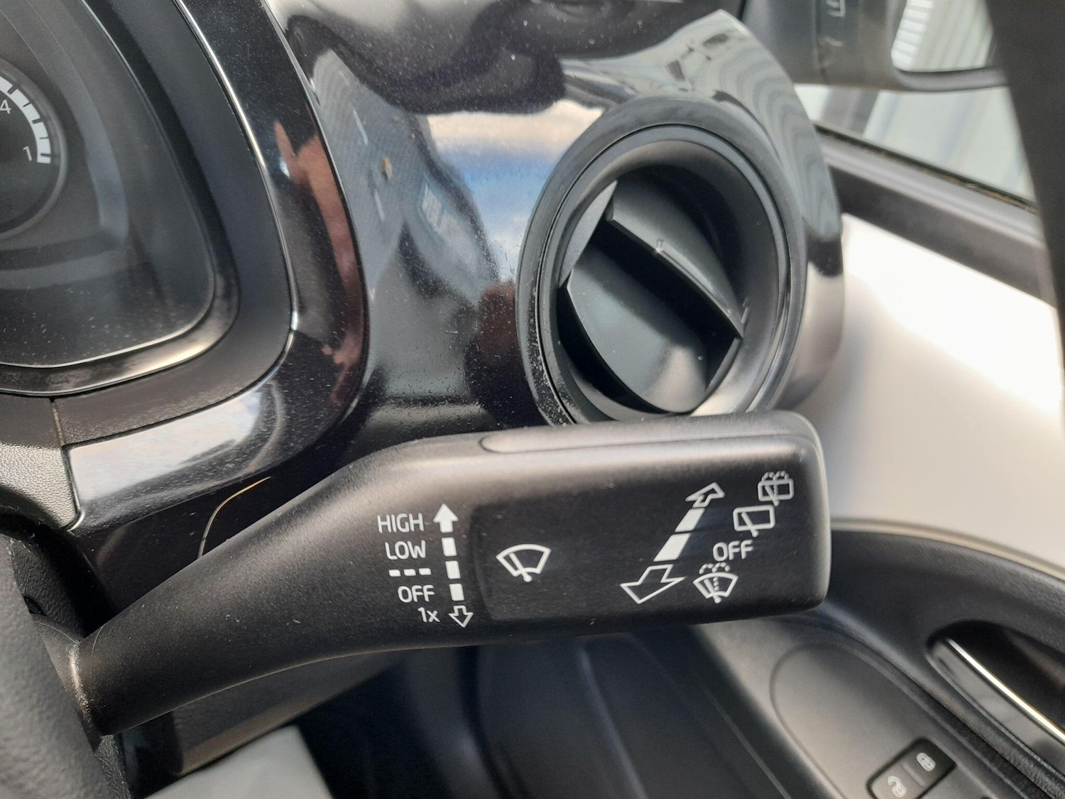 Used Volkswagen up! 2015 for sale - 77550300: Photo 24