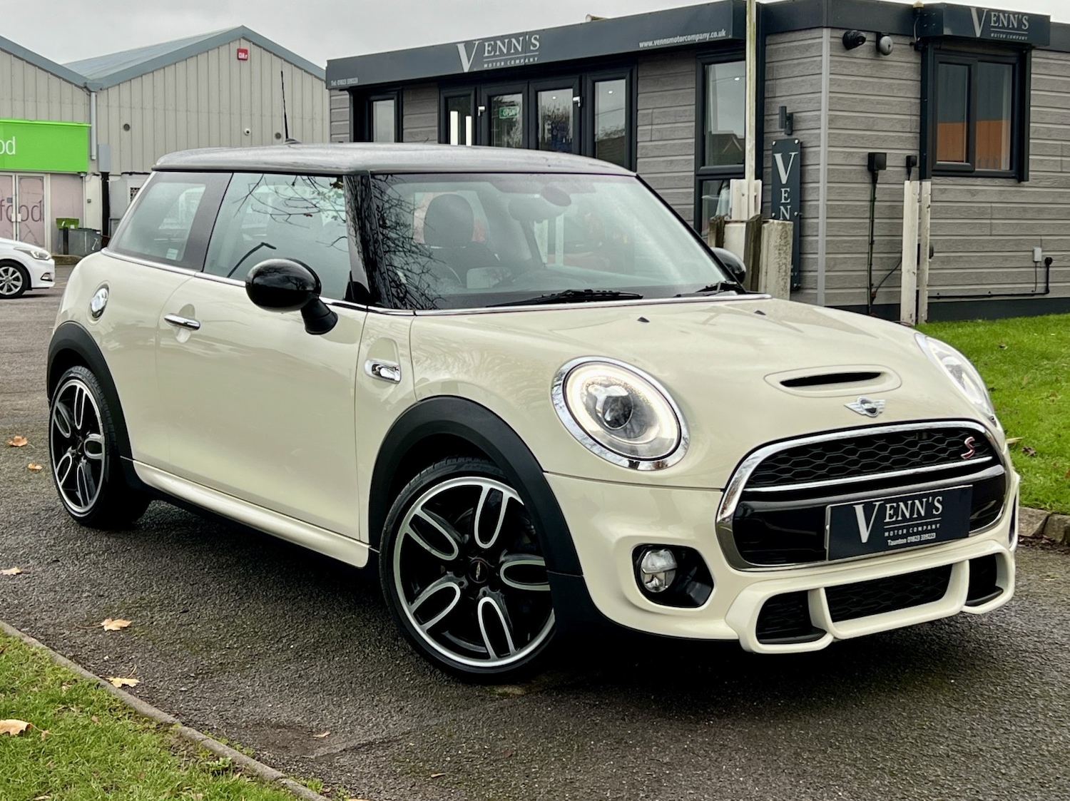 Used MINI Hatch 2018 for sale - 76314008: Photo 1
