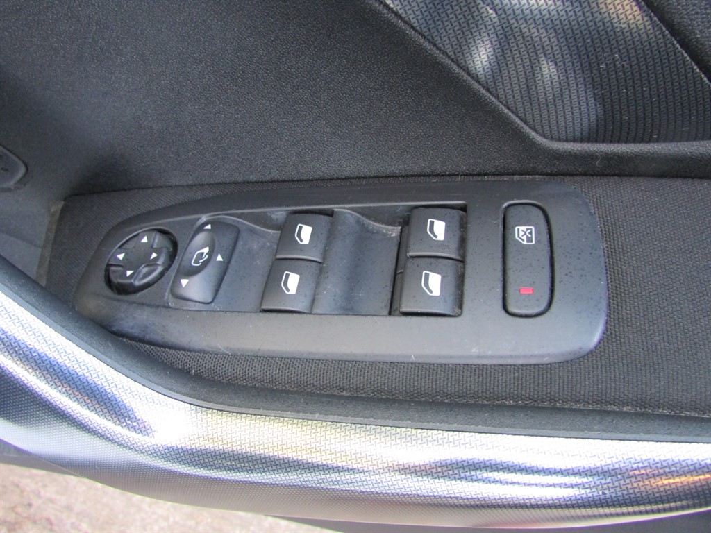 Used Peugeot 2008 2015 for sale - 76124910: Photo 12