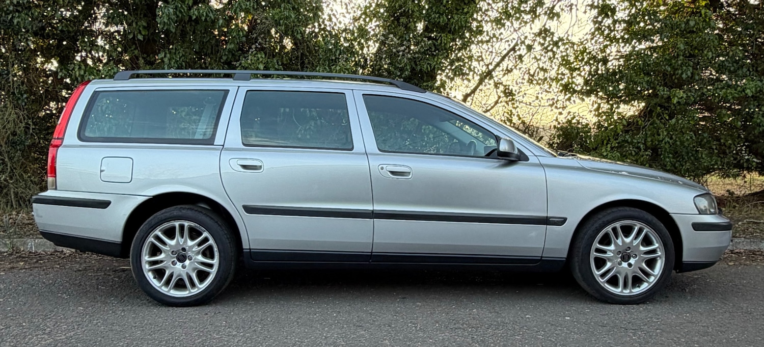 Used Volvo V70 2003 for sale - 77969081: Photo 3
