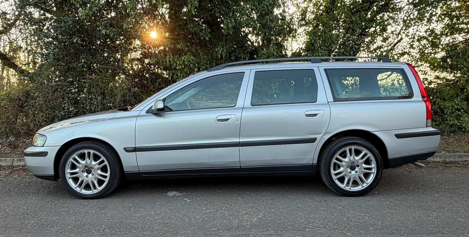 Used Volvo V70 2003 for sale - 77969081: Photo 4