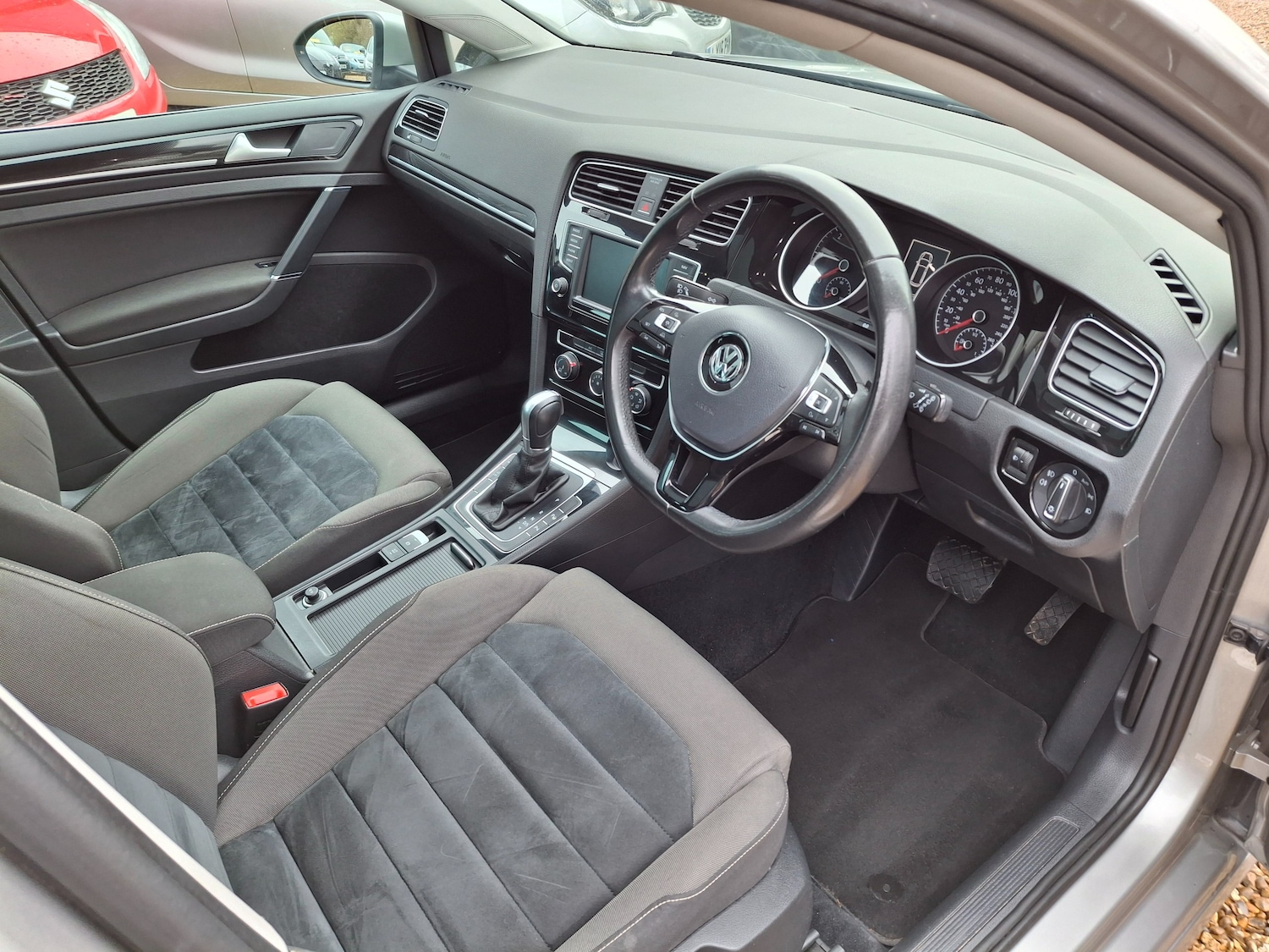 Used Volkswagen Golf 2017 for sale - 77685880: Photo 9