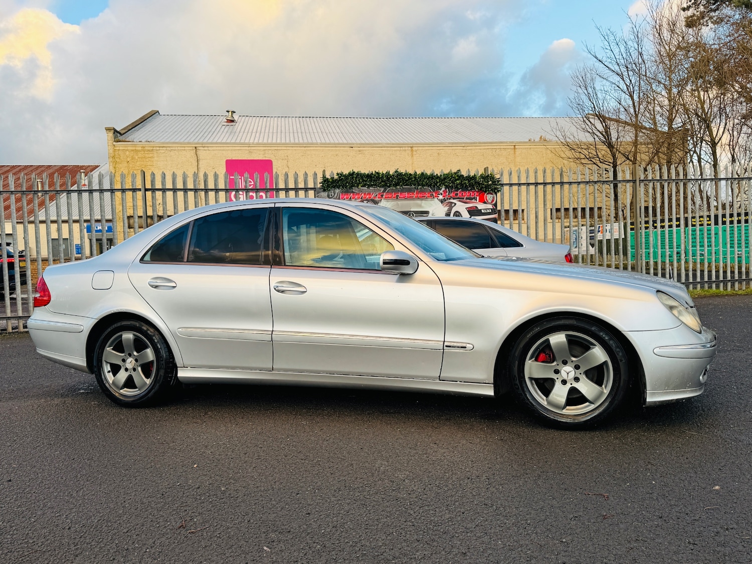 Used Mercedes-Benz E Class 2005 for sale - 76964300: Photo 2