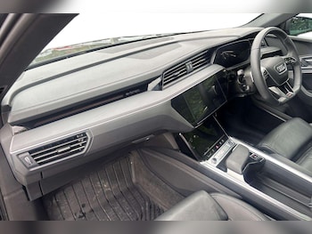 Used Audi Q8 2024 for sale - 76156351: Photo 2