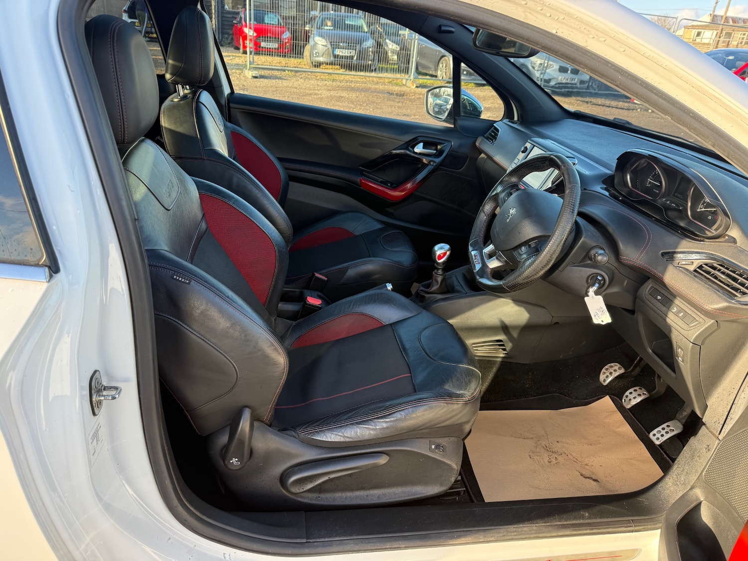 Used Peugeot 208 2014 for sale - 76911509: Photo 10