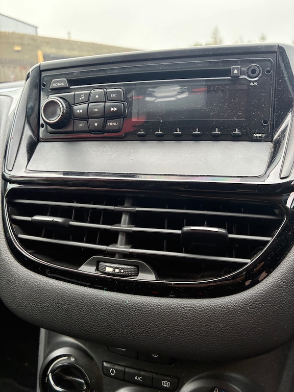 Used Peugeot 208 2012 for sale - 76255095: Photo 8