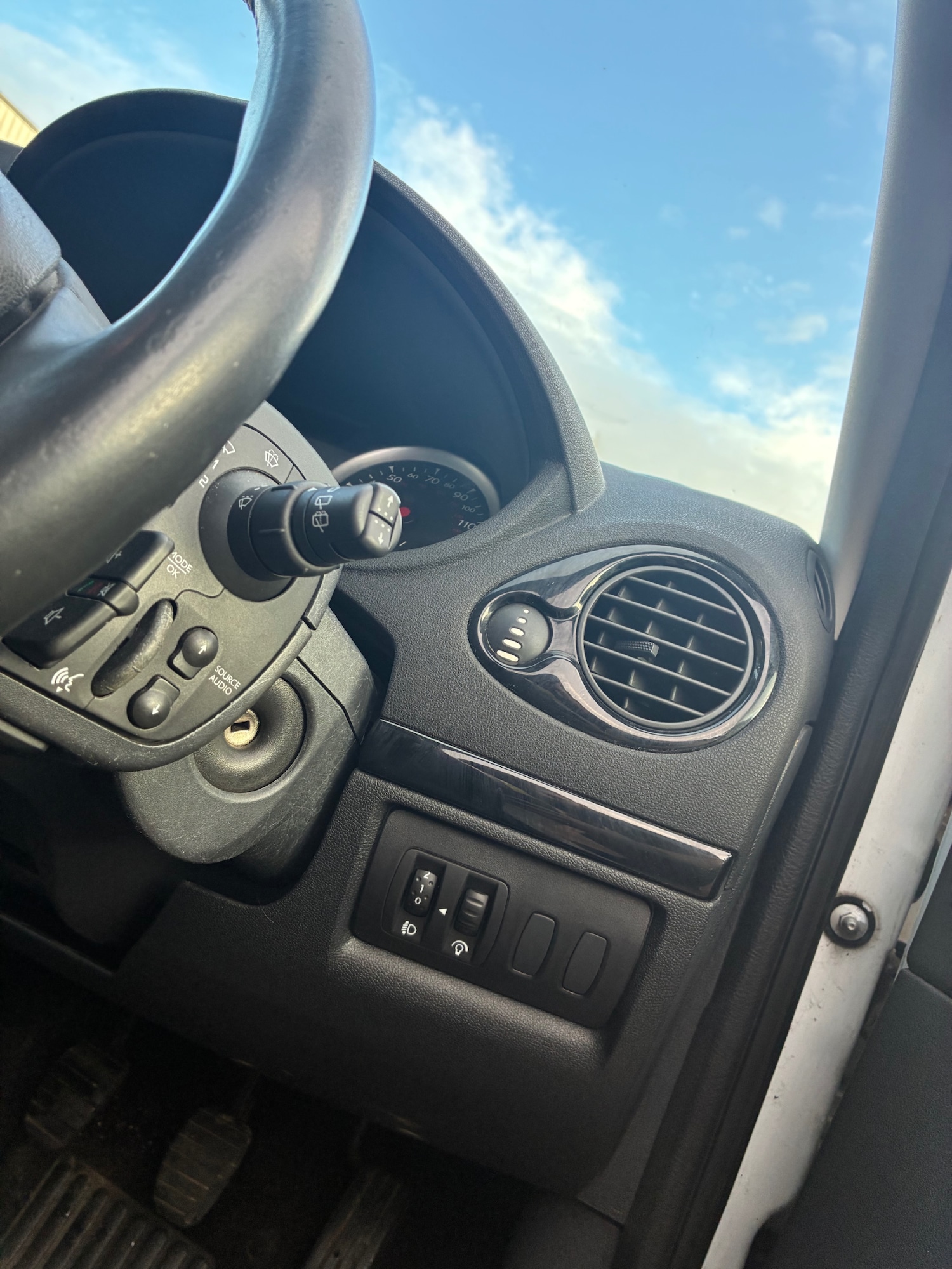 Used Renault Clio 2012 for sale - 76384285: Photo 14