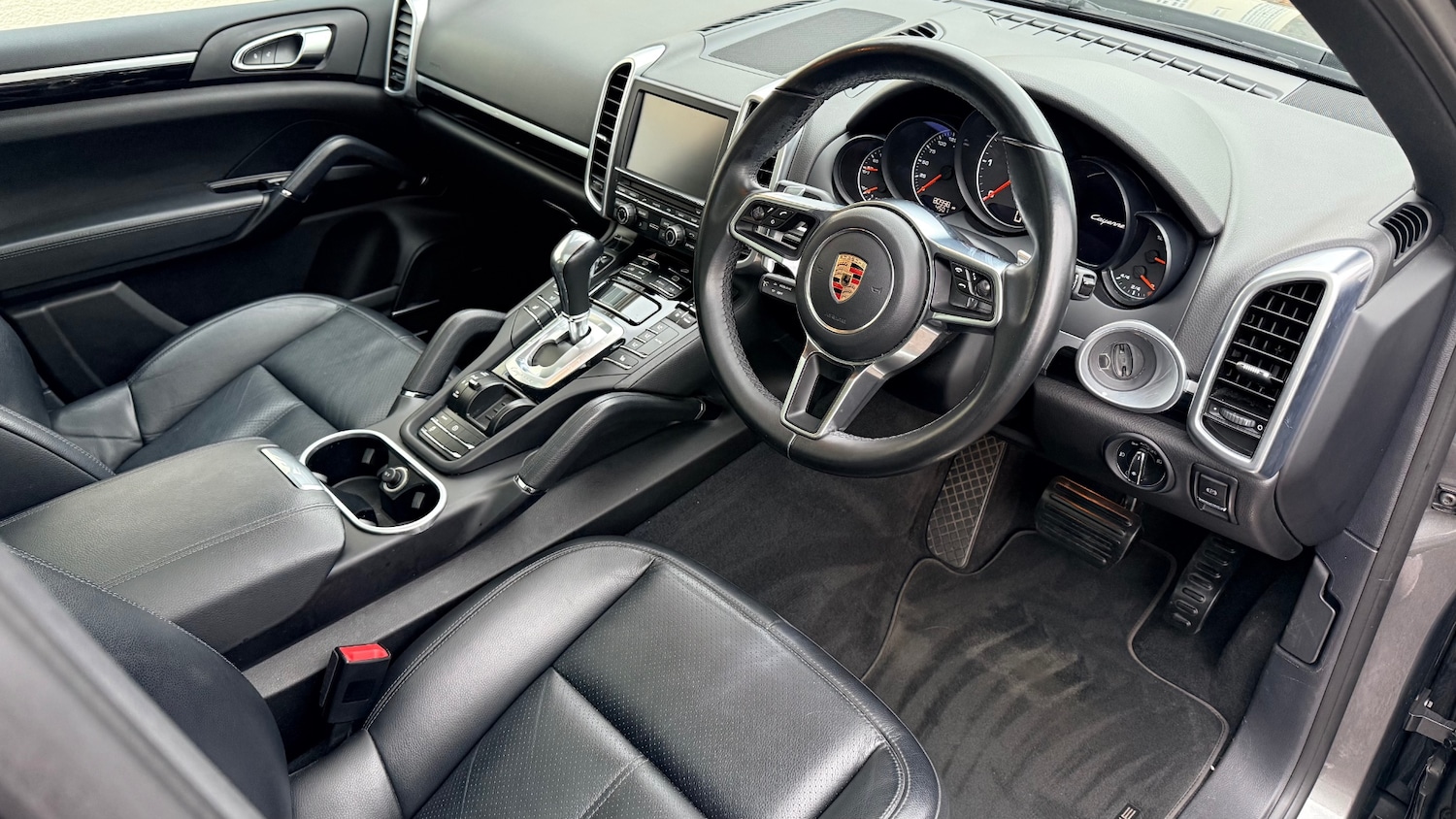 Used Porsche Cayenne 2016 for sale - 76968532: Photo 2