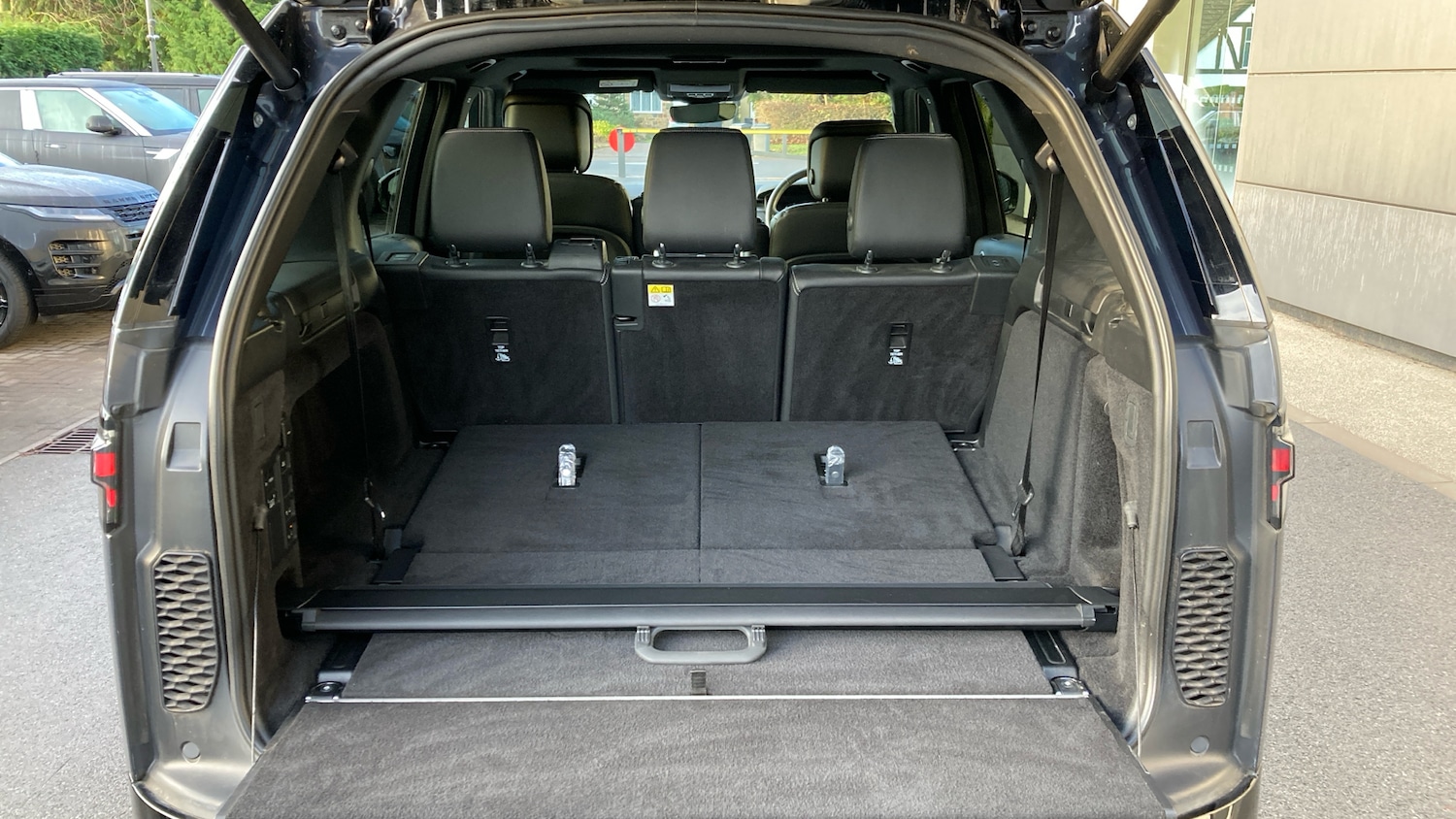 Used Land Rover Discovery 2023 for sale - 77127300: Photo 10