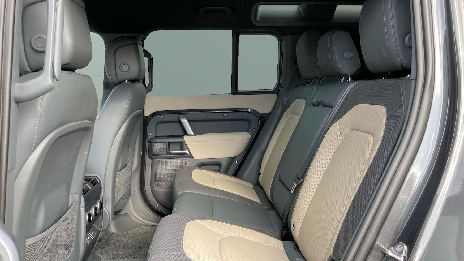 Used Land Rover Defender 2023 for sale - 77893189: Photo 4