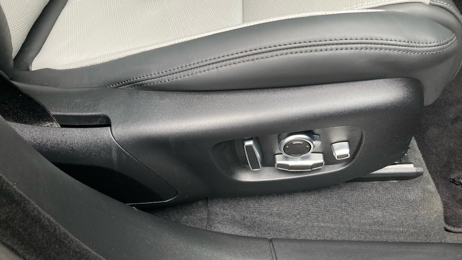 Used Land Rover Range Rover Velar 2025 for sale - 76736408: Photo 39