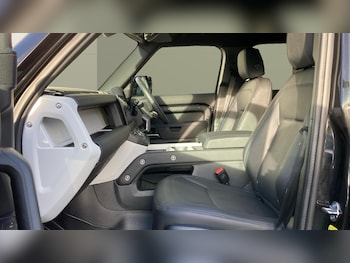 Used Land Rover Defender 2024 for sale - 76567712: Photo