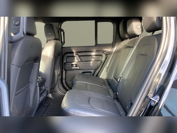 Used Land Rover Defender 2024 for sale - 76567712: Photo