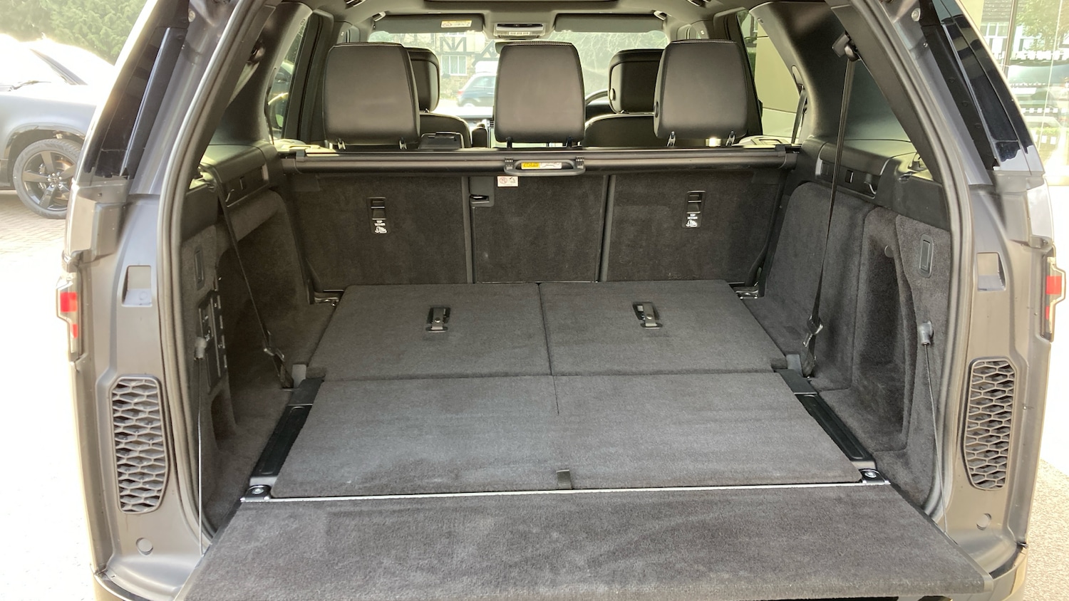 Used Land Rover Discovery 2023 for sale - 77775001: Photo 10