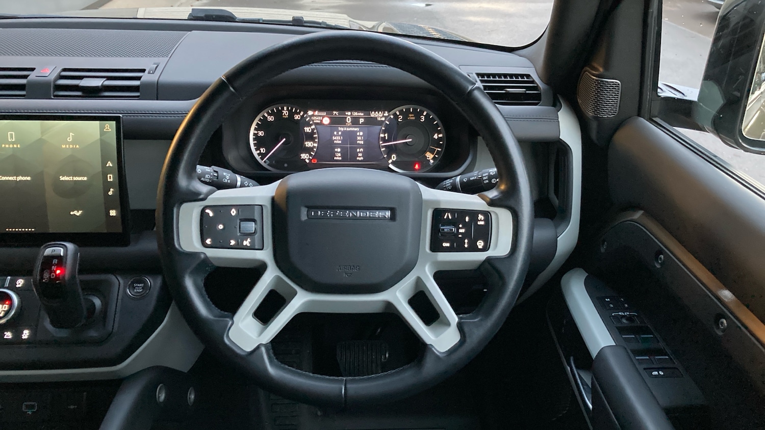 Used Land Rover Defender 2023 for sale - 76737936: Photo 15