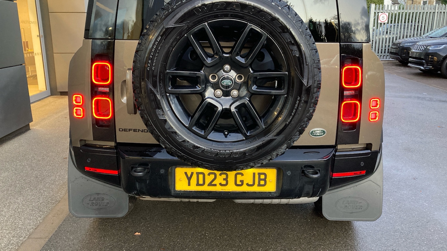 Used Land Rover Defender 2023 for sale - 76737936: Photo 22