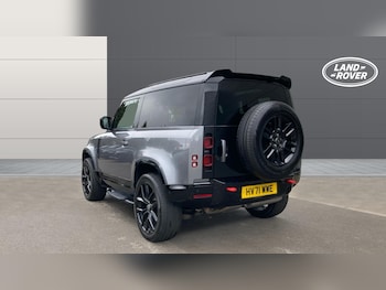 Land Rover Defender feature image 2