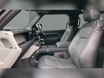 Land Rover Defender feature image 3