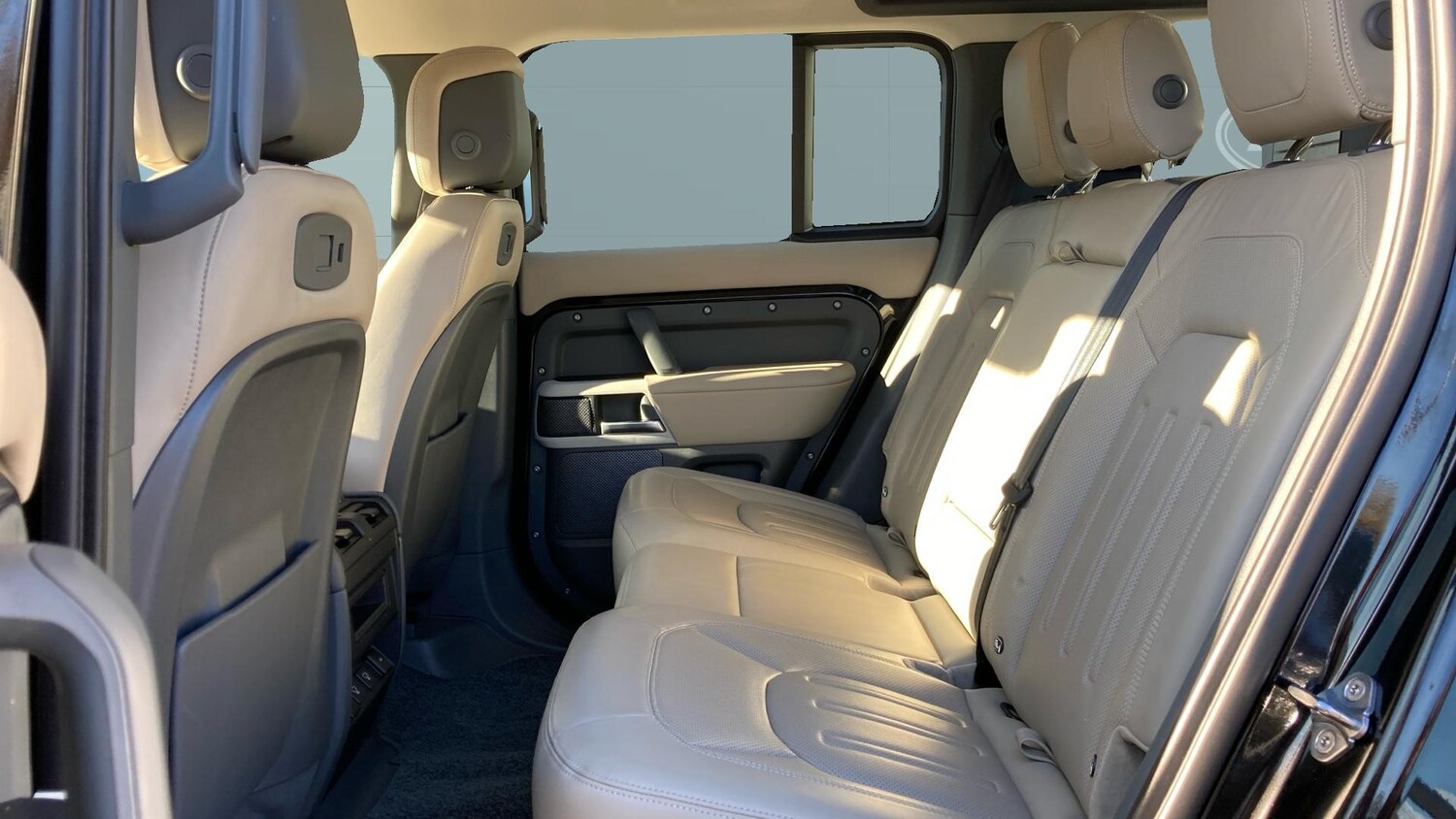 Used Land Rover Defender 2021 for sale - 77946985: Photo 4